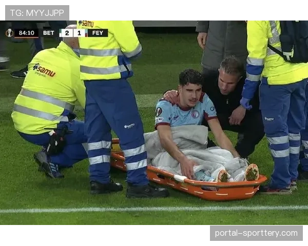 法兰克福球员克瑙夫重伤被担架抬离,现场观众起立鼓掌 法兰克福球员克瑙夫重伤被担架抬离,现场观众起立鼓掌