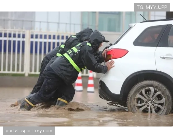 花絮：比赛中突降大雨，皮球在积水的场地上难以运行